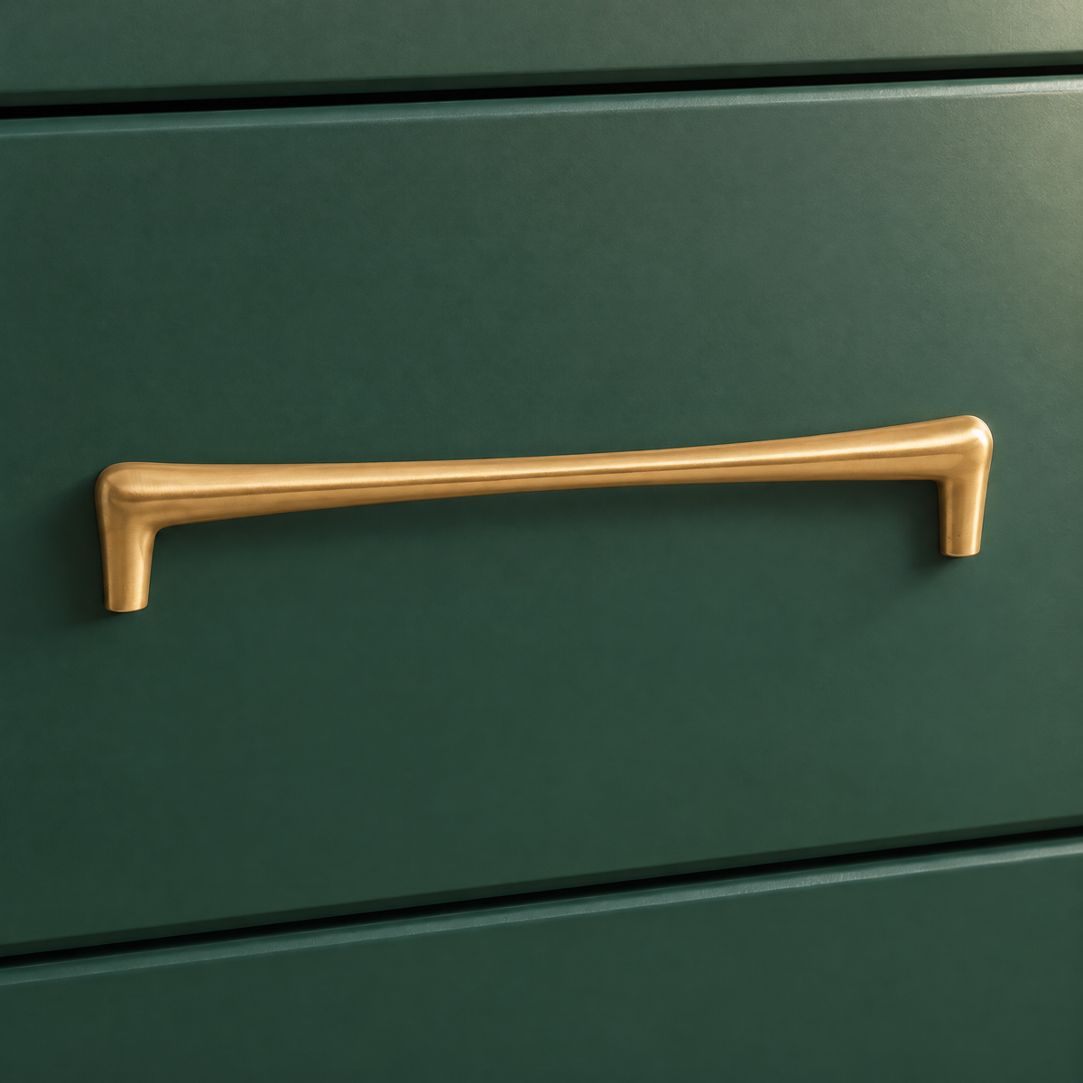 Goldener Möbelgriff in Tropfenform mit Lochabstand 192 mm an einer breiten grünen Schublade