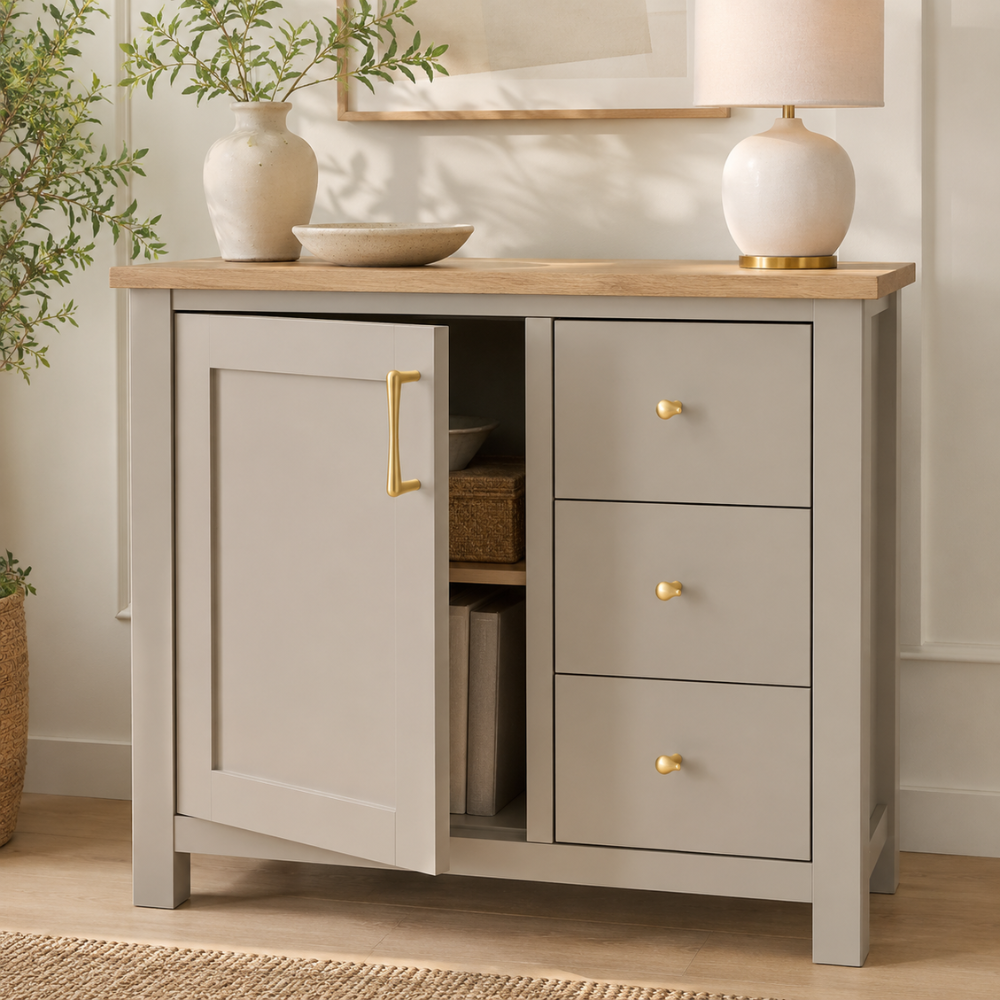 Graues Sideboard mit goldenem Griff und Knöpfen