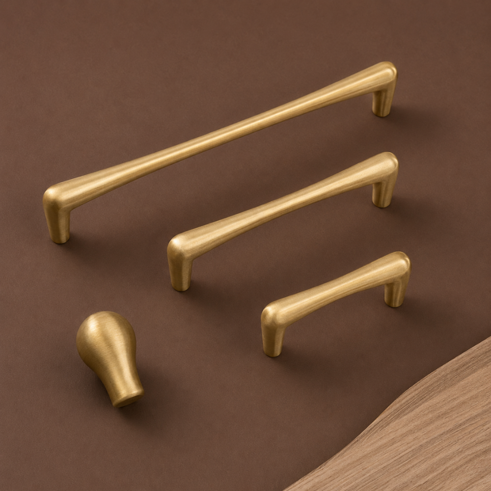 Goldene Griffe in drei Größen und Knopf auf braunem Hintergrund