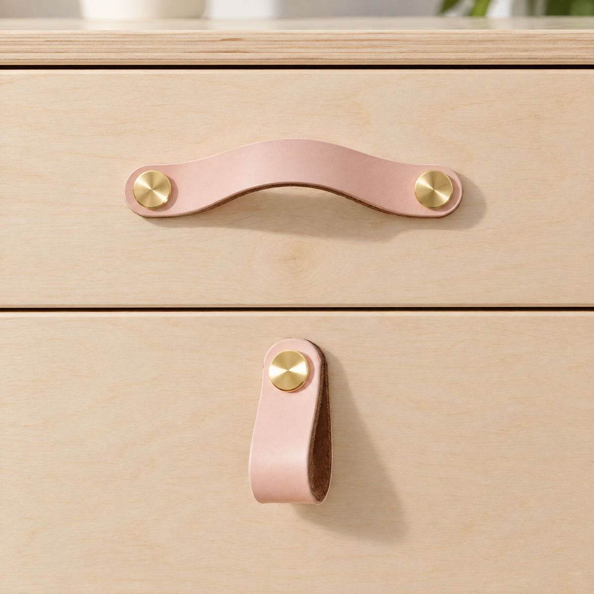 Möbelgriffe in Lederoptik in Rosa, Griff mit zwei Löchern und Einlochgriff an einer Schublade