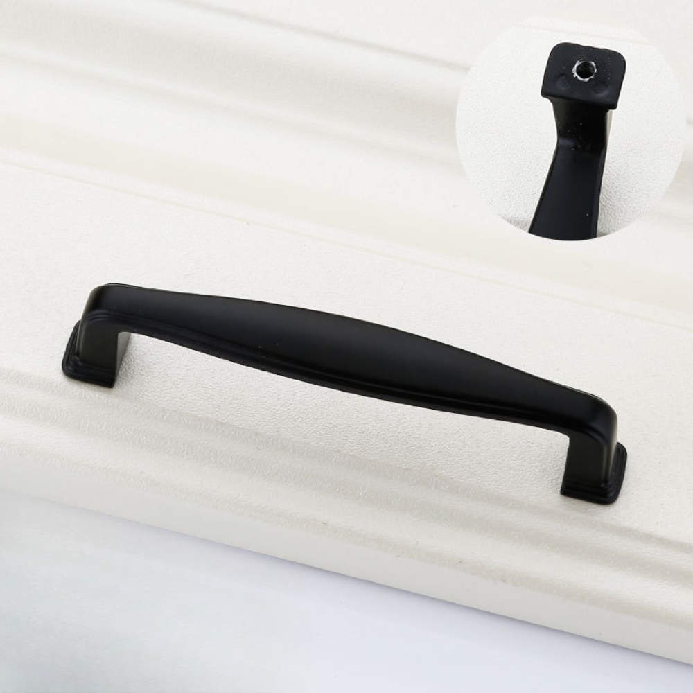 Schwarzer Bügelgriff 9006 mit eckigen Enden, Lochabstand 96 mm