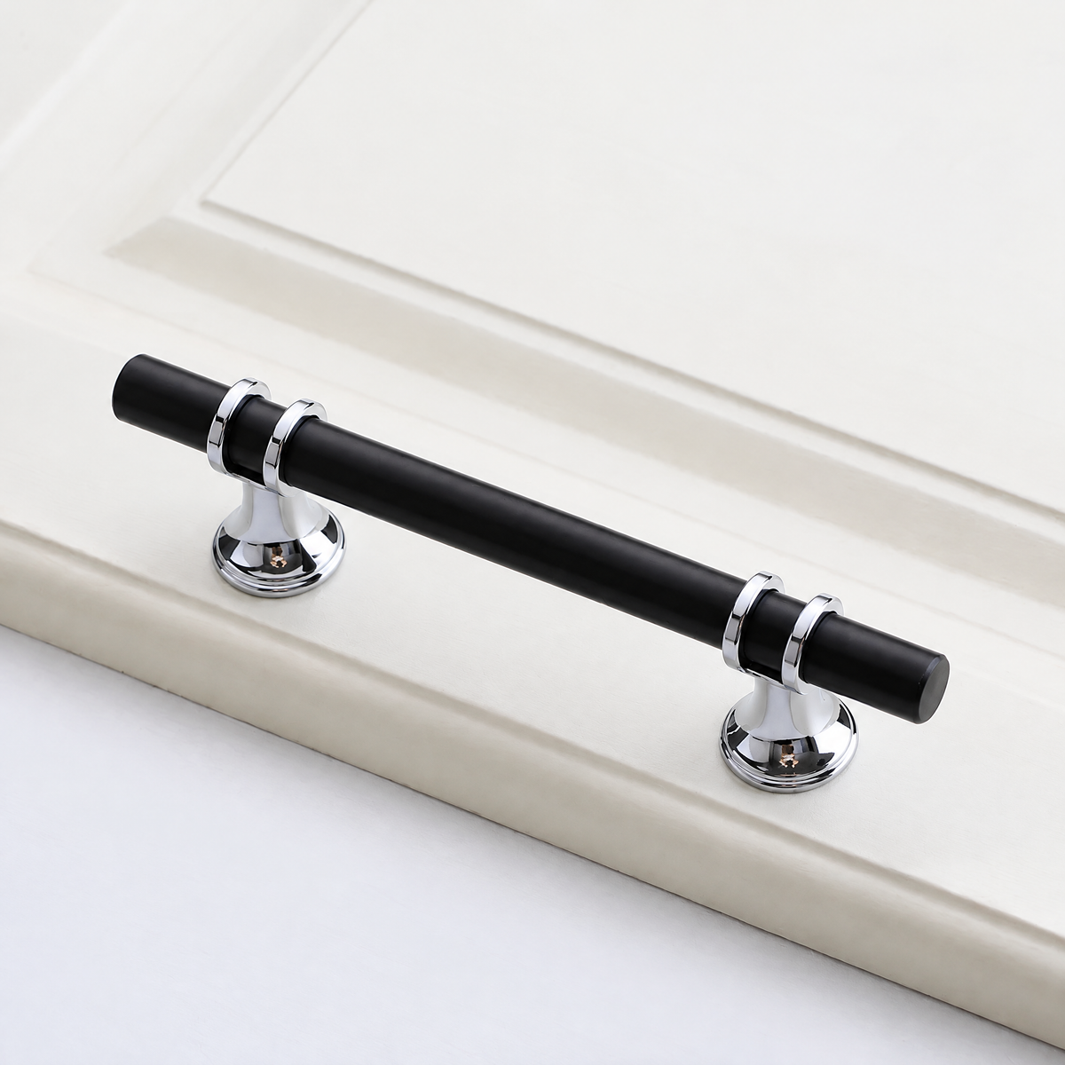 Möbelgriff Schwarz-Silber mit Lochabstand 96 mm