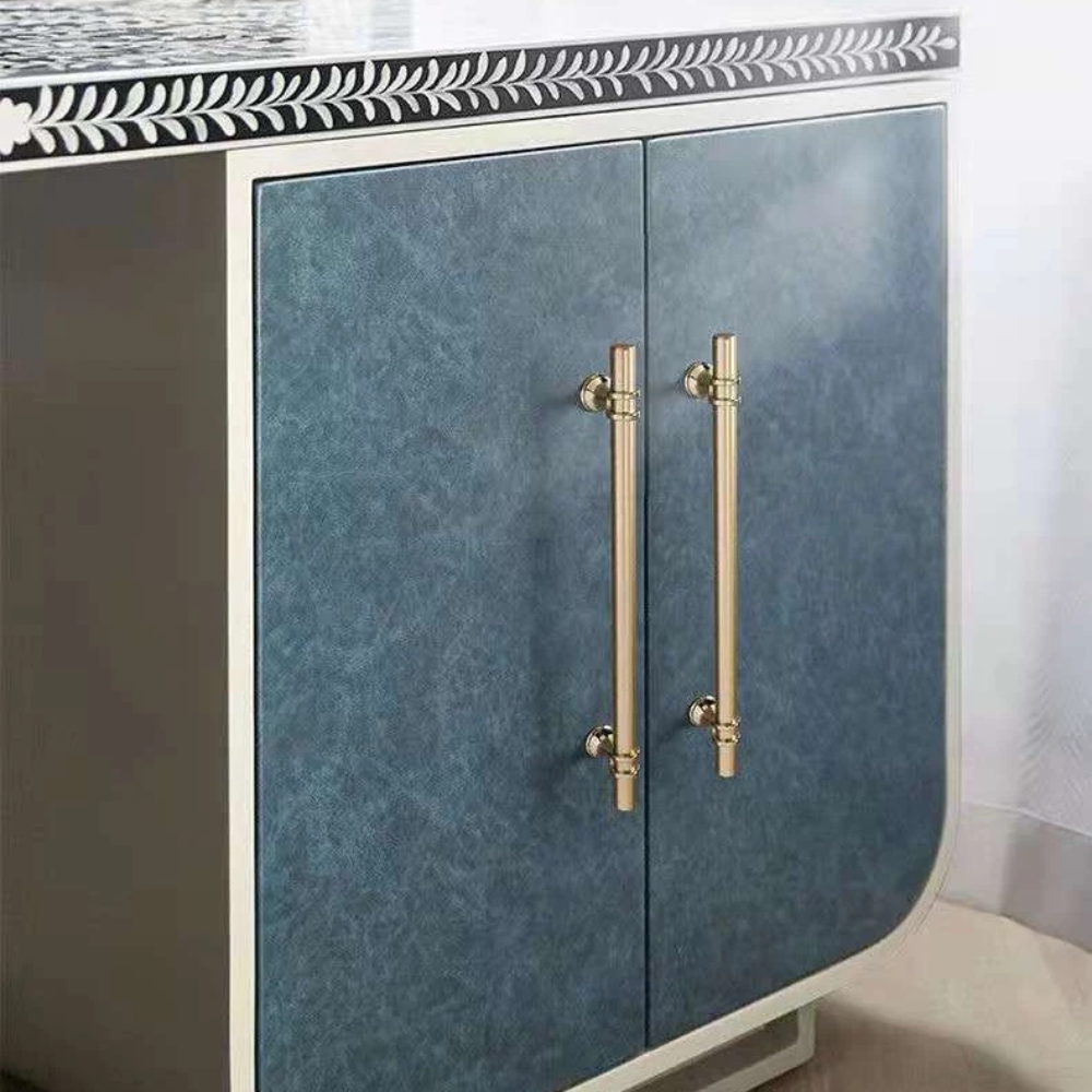 Goldene Griffe an einem blauen Schrank
