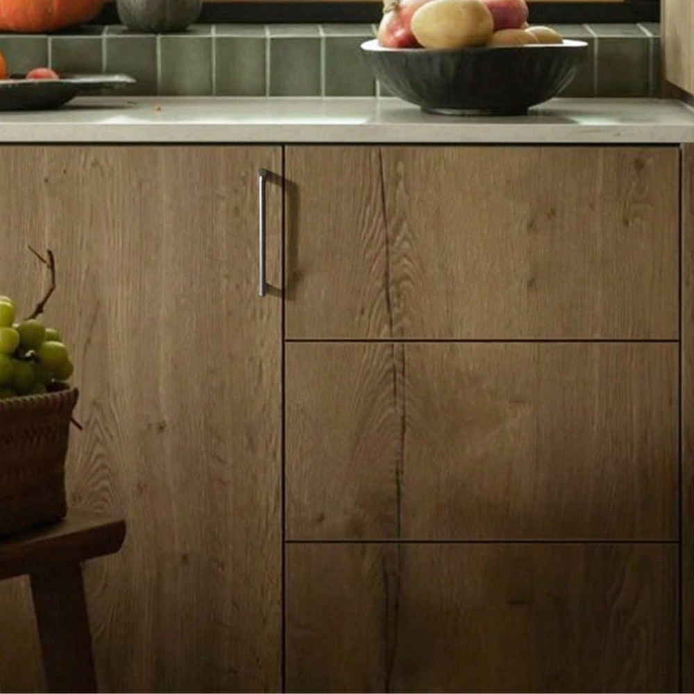 Holzküche mit Stangengriff in Antiknickel