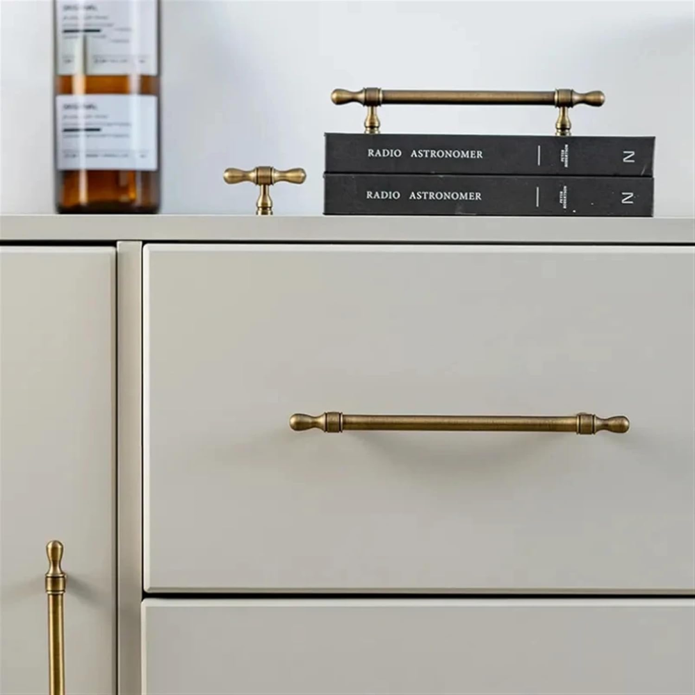Vintage Möbelgriff in Antik-Messingoptik an einem hellen Sideboard