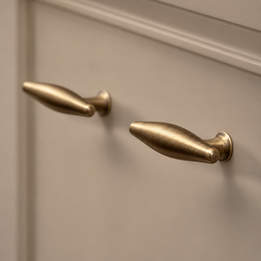 T-Knöpfe Vintage in Antikbronze-Optik an einer hellen Front