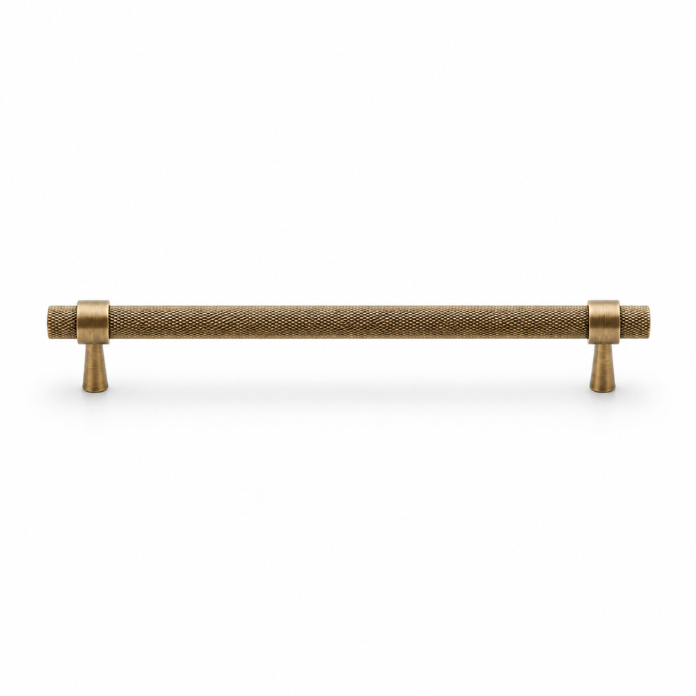 Möbelgriff mit Rändelung in Antikbronze-Optik auf weißem Hintergrund