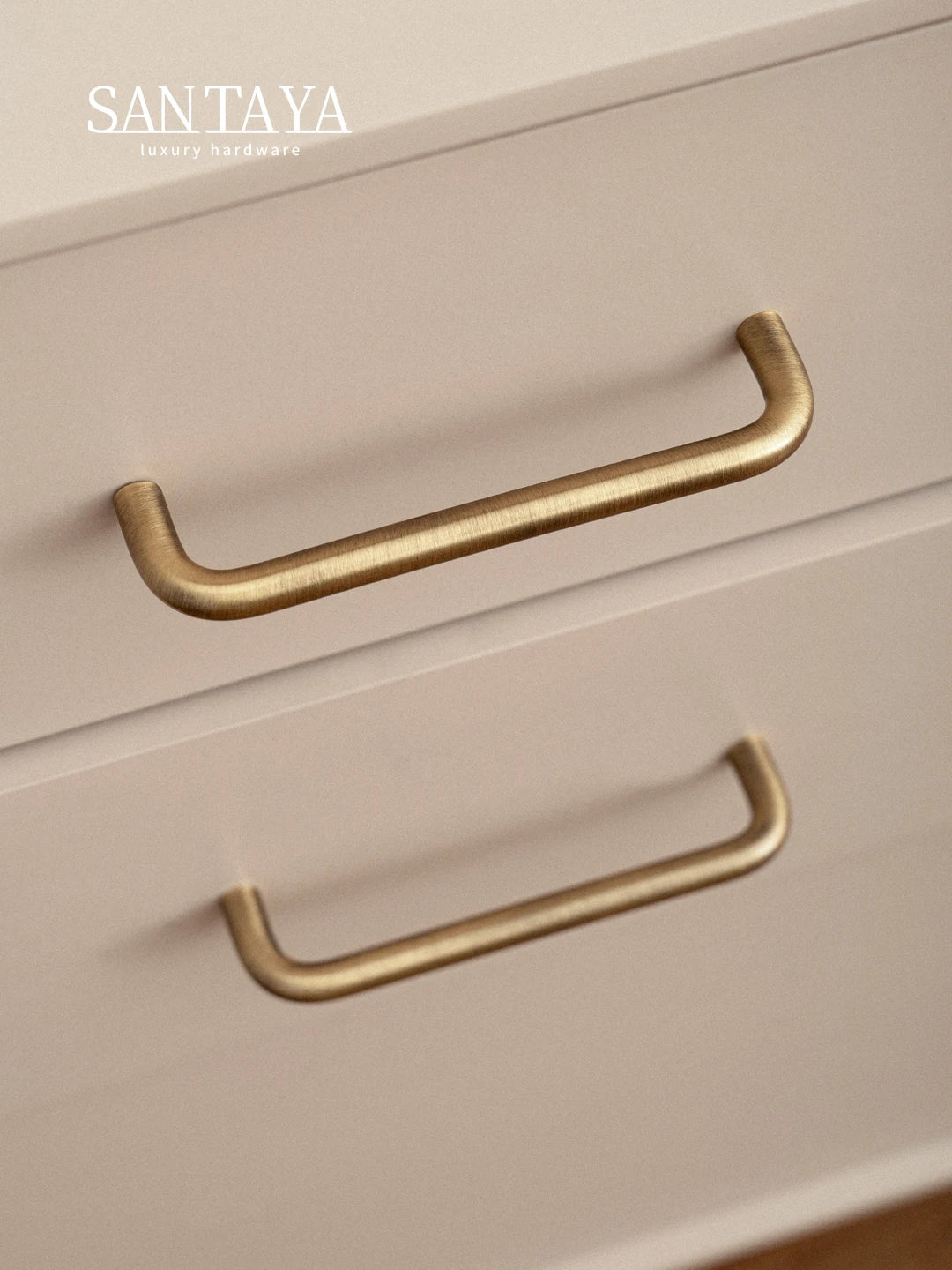 Beige Schubladen mit Bügelgriffen in Antikmessing-Optik