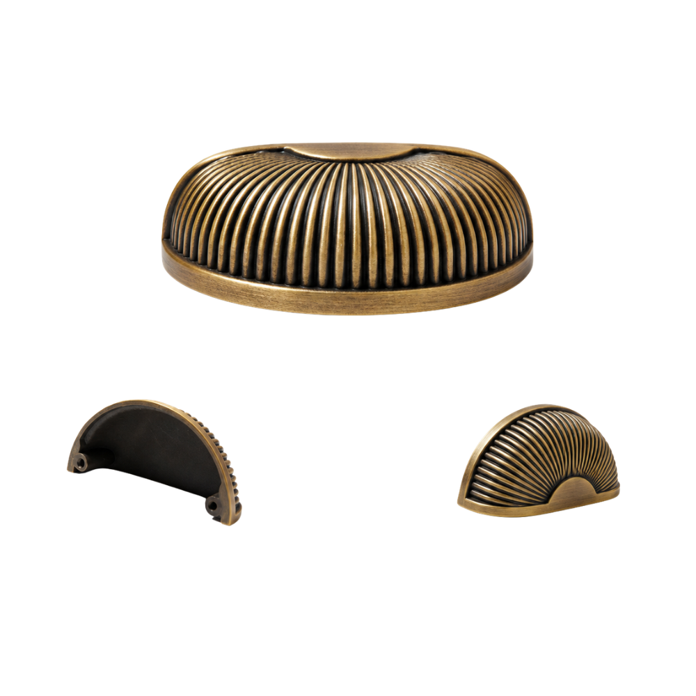 Gerillter Muschelgriff in Messingoptik, Lochabstand 64 mm, Länge 7,9 cm, Ansicht von vorne und hinten
