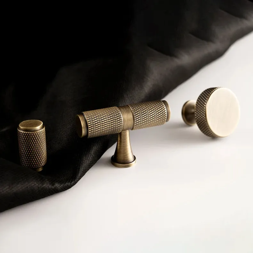 T-Knopf, Rundknopf und Zylinderknopf mit Rändel auf schwarzem Stoff