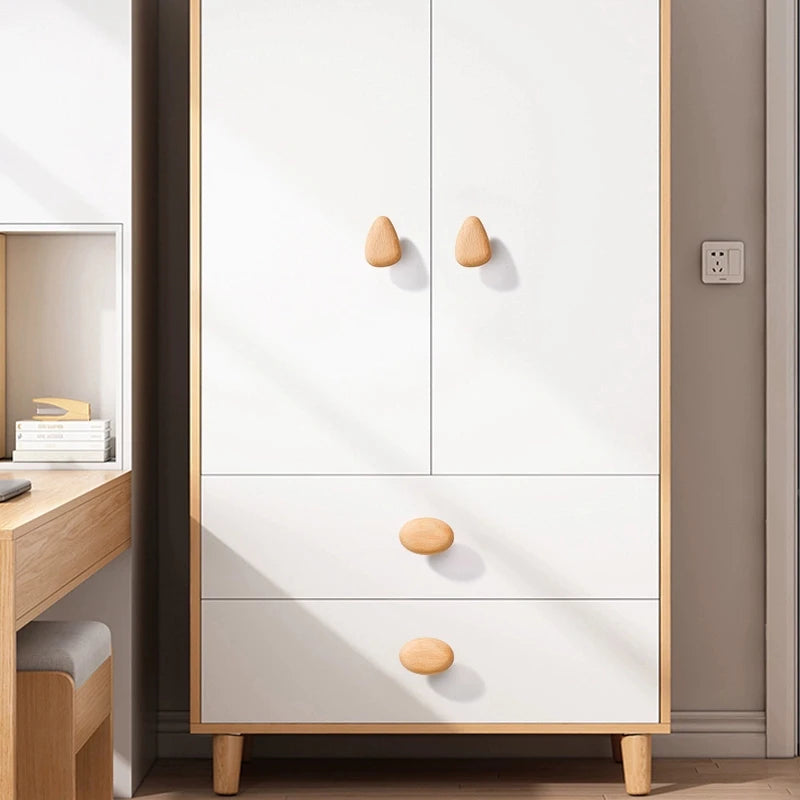 Weißer Kinderkleiderschrank mit Möbelknöpfen aus Buche