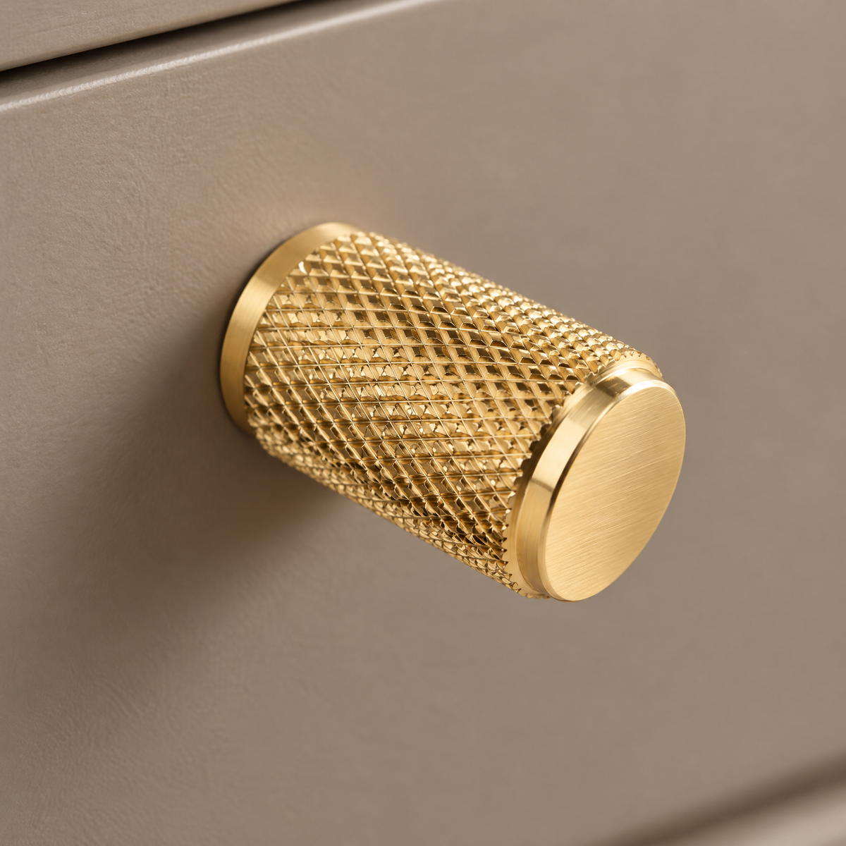 Nahaufnahme der Rändelstruktur am goldenen Möbelknopf