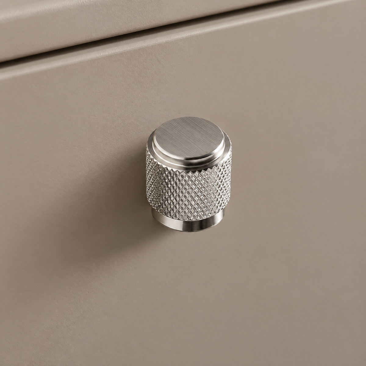 Möbelknopf Zylinder gerändelt Ø 2 cm in Silber an taupefarbener Schublade
