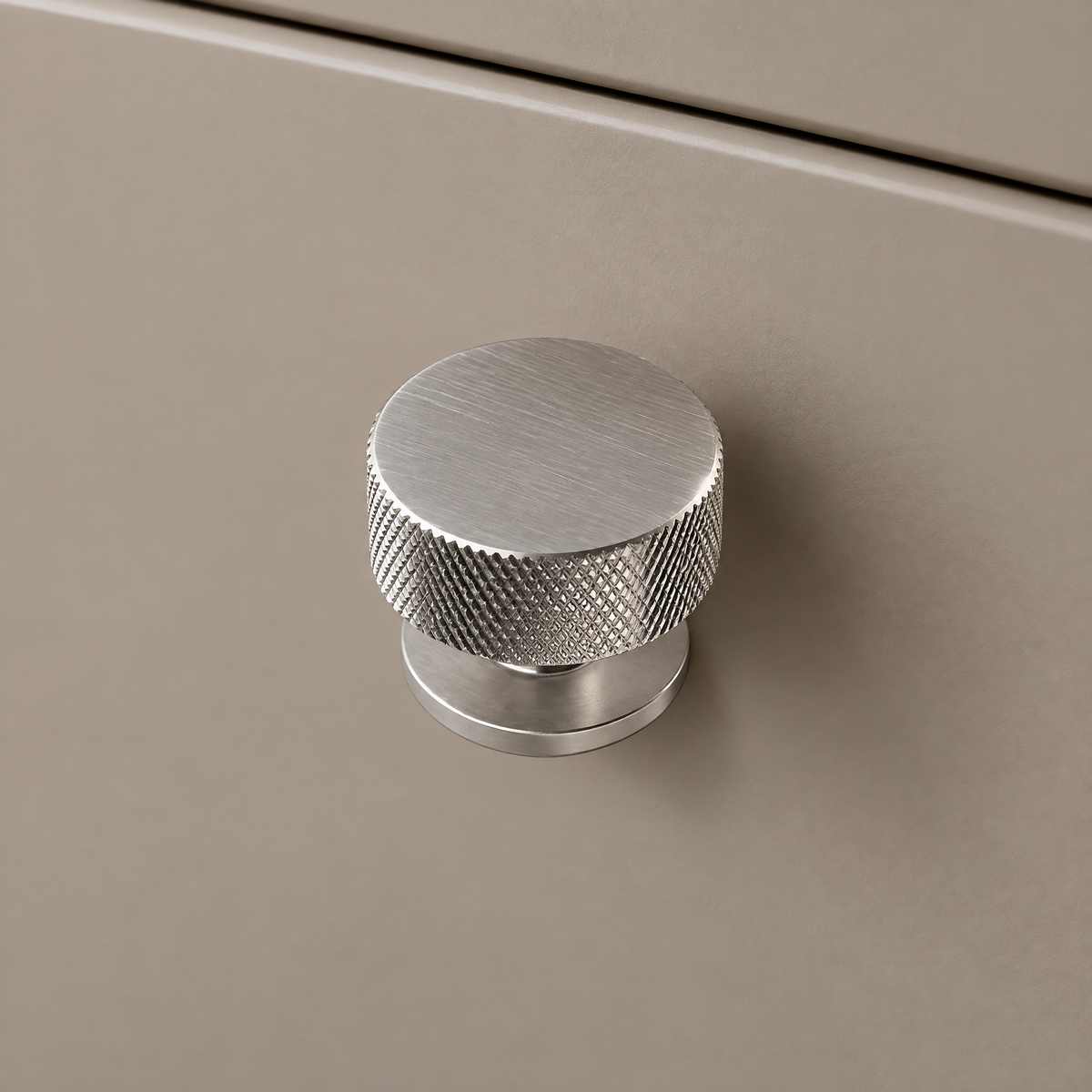 Breiter gerändelter Möbelknopf Ø 3,2 cm in Silber an taupefarbener Schublade