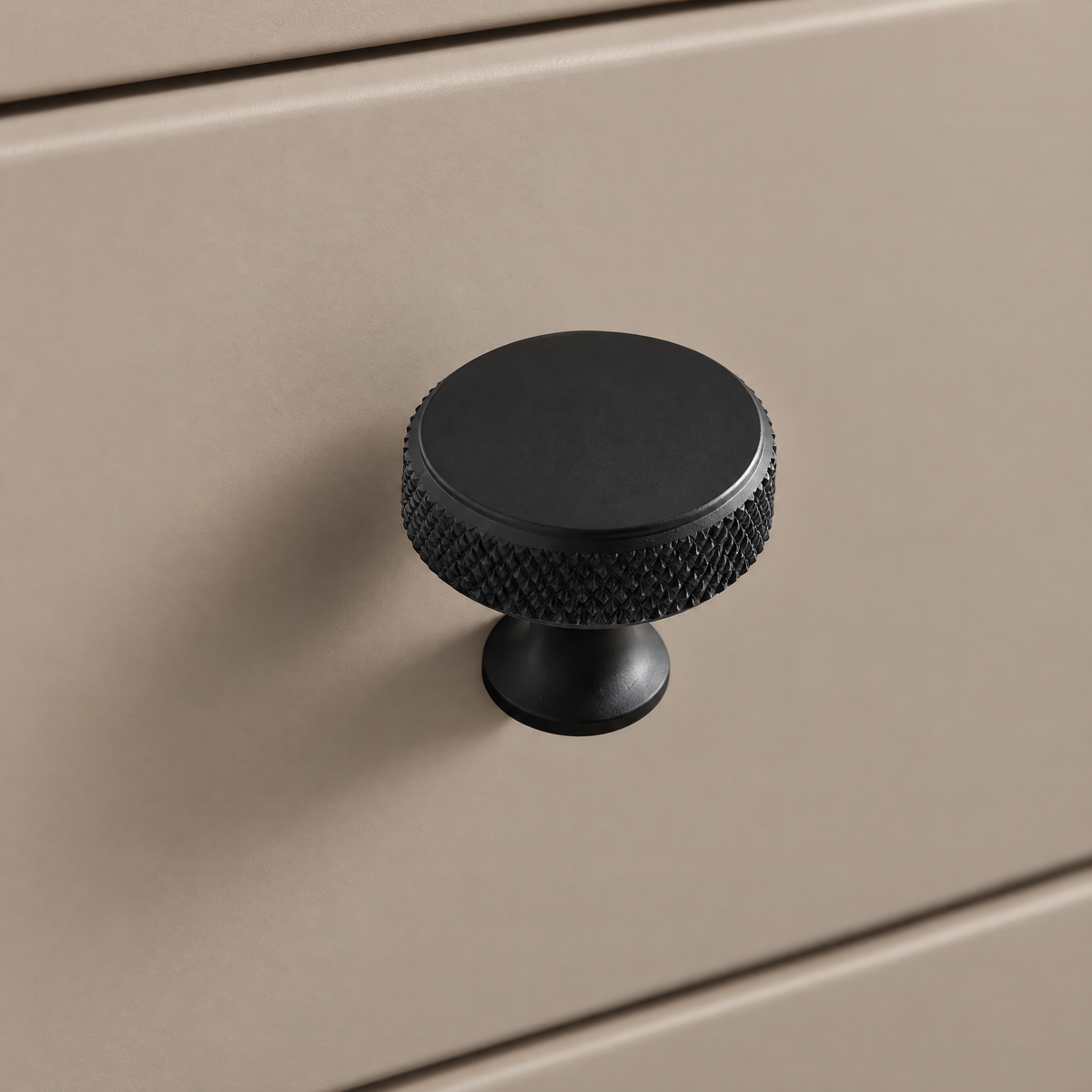 Runder Möbelknopf mit Rändelrand Ø 2,9 cm in Schwarz an taupefarbener Schublade