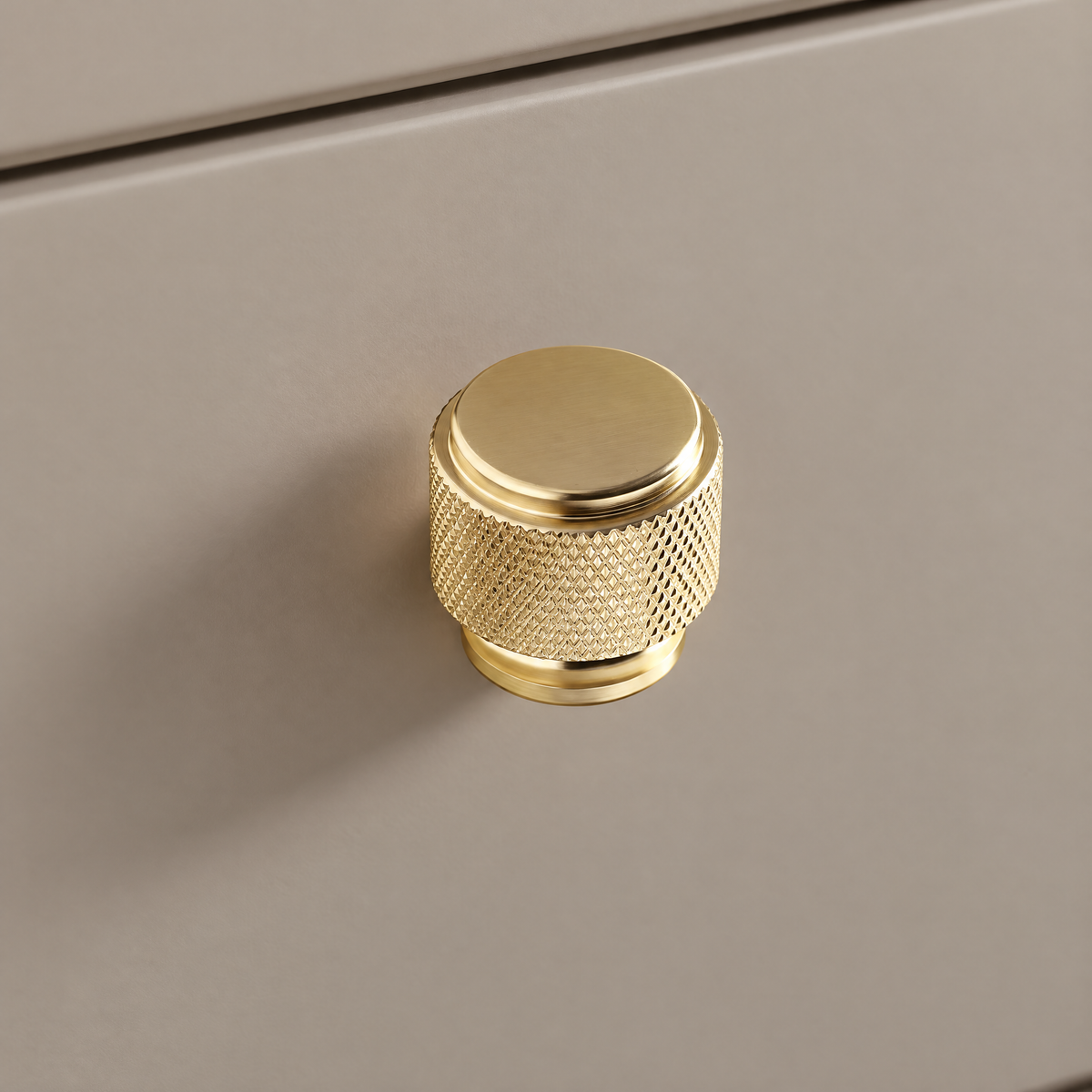 Möbelknopf Zylinder mit Ring Ø 2,5 cm in Gold an taupefarbener Schublade