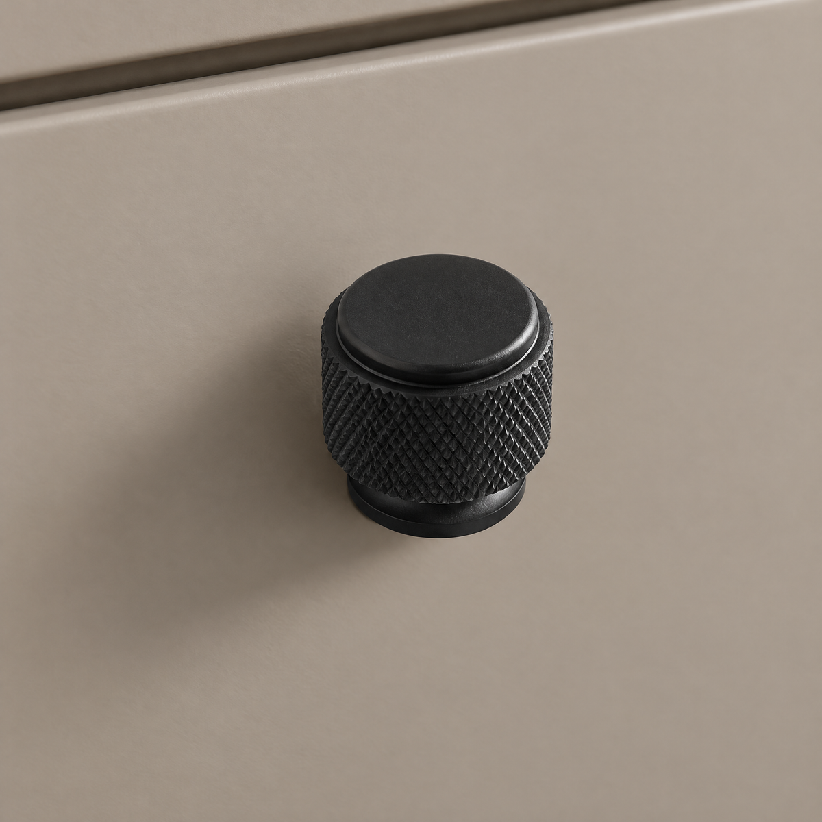 Möbelknopf Zylinder mit Ring Ø 2,5 cm in Schwarz an taupefarbener Schublade