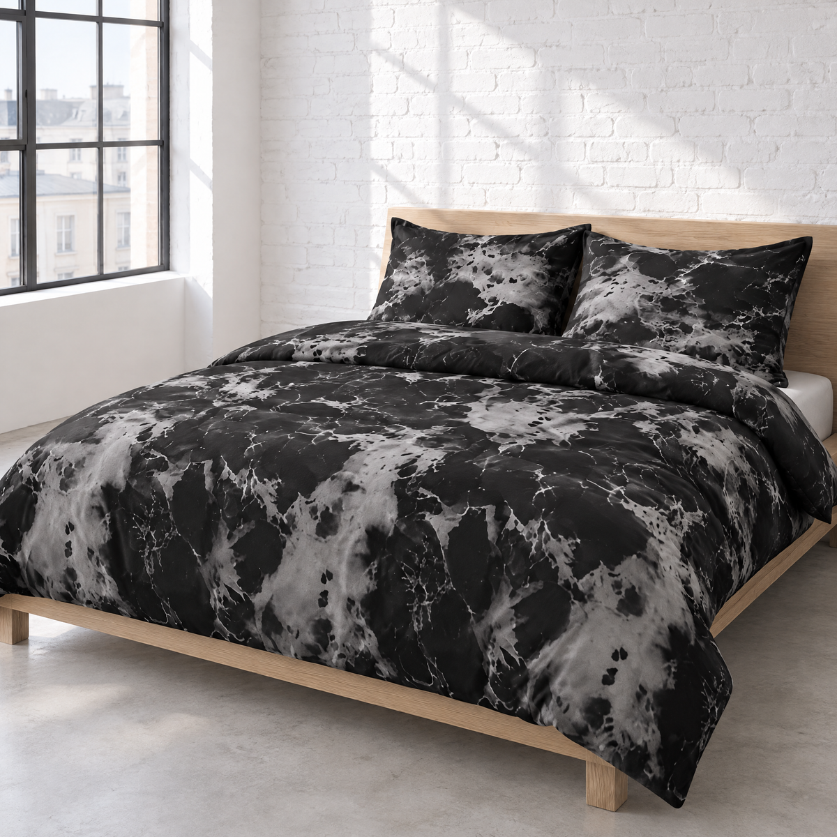 Marmor Bettwäsche in Schwarz mit Bettbezug und 2 Kissenbezügen auf einem Holzbett im hellen Loft-Schlafzimmer