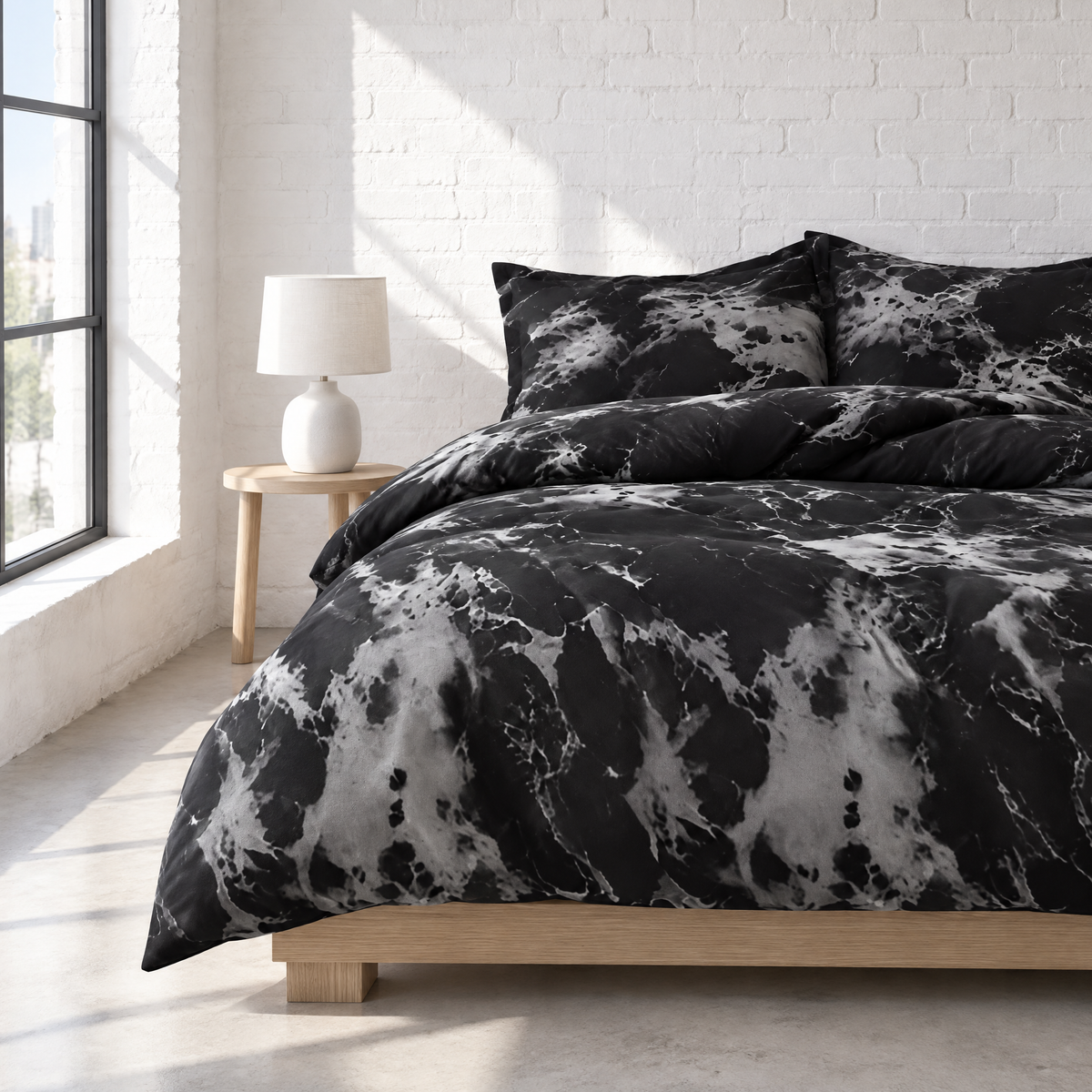 Schwarze Marmor Bettwäsche von der Seite, Bett mit Nachttisch und Lampe am Fenster