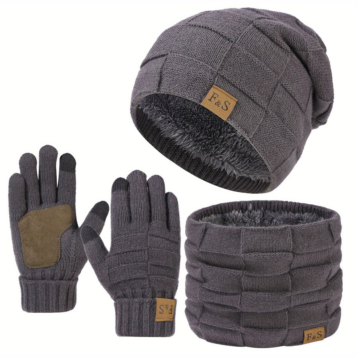 Graues Mütze Schal Set mit Handschuhen auf weißem Hintergrund