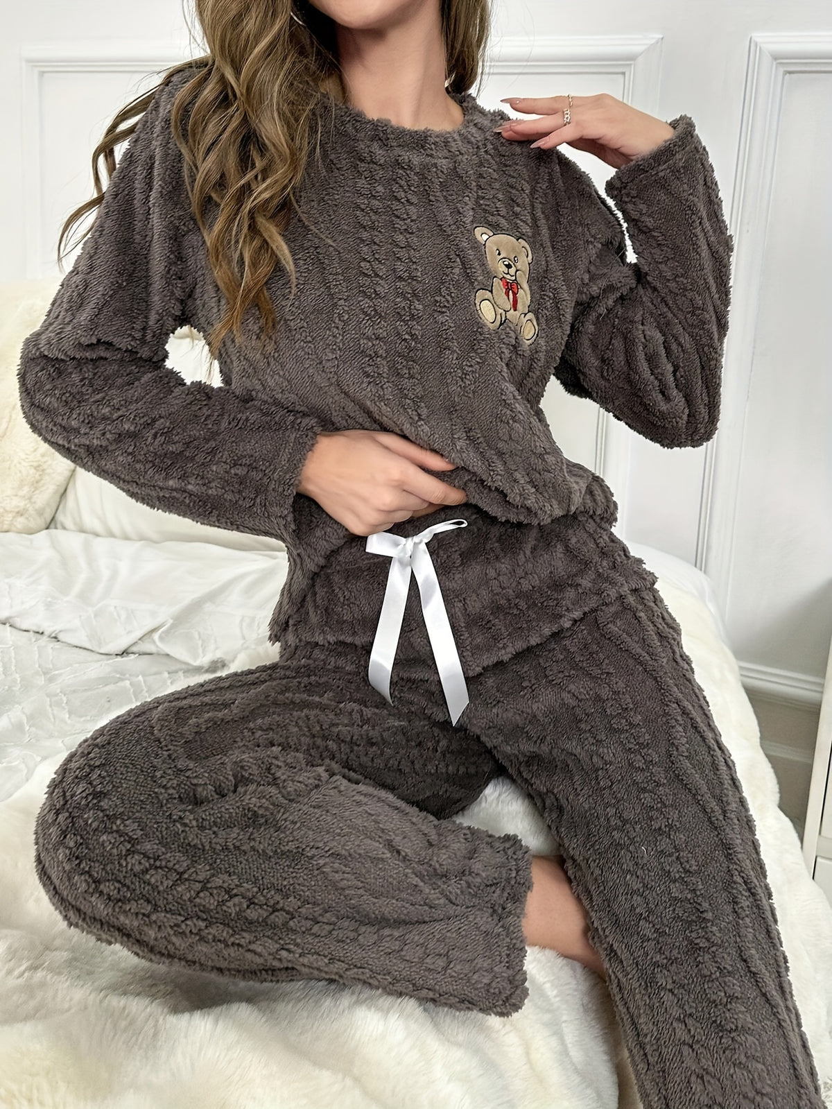 Pyjama Damen in Dunkelbraun mit weißer Schleife am Hosenbund