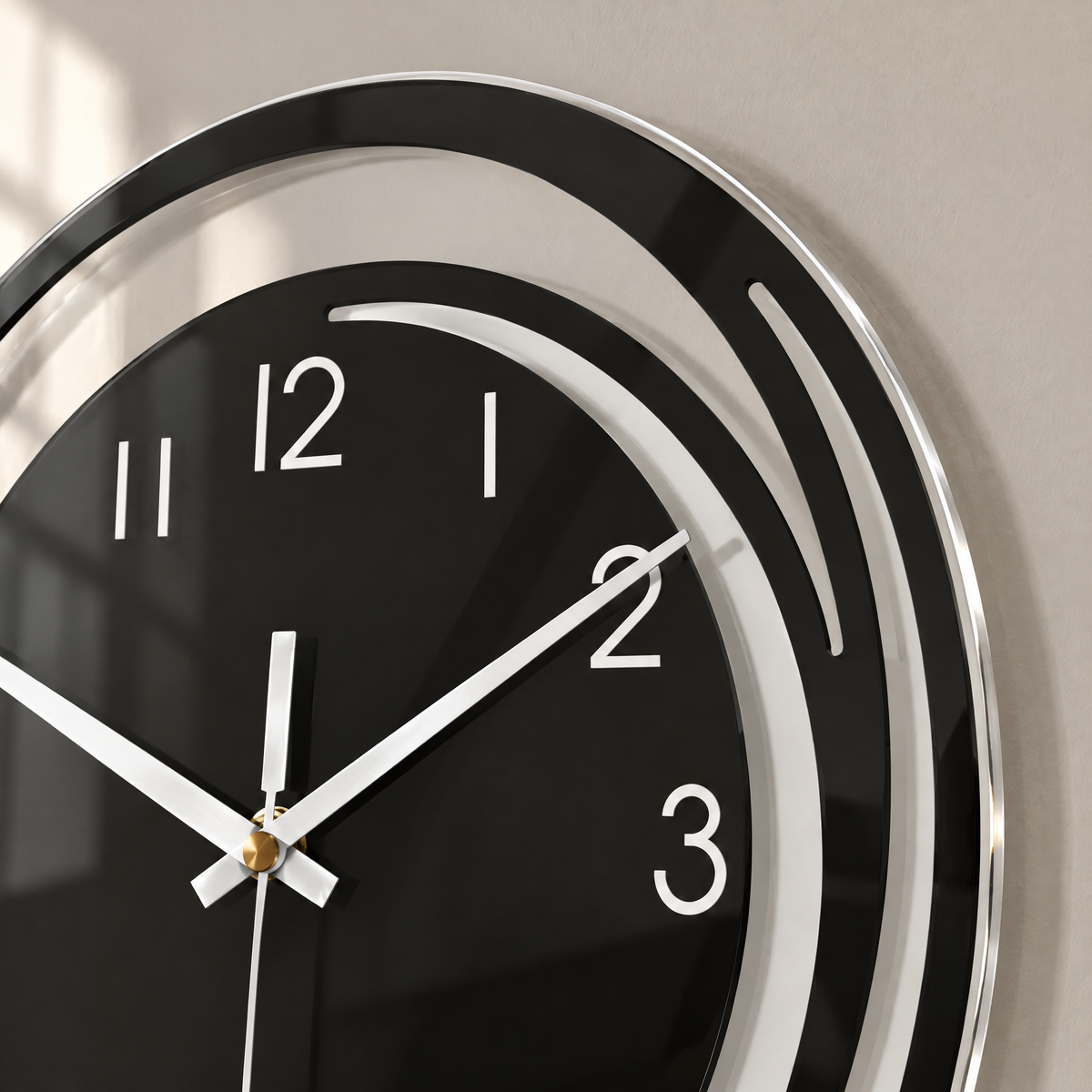 Nahaufnahme der Acryl-Wanduhr: schwarzes Zifferblatt, helle Ziffern und Zeiger, klarer Acrylrand