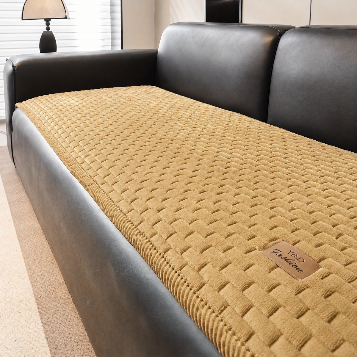 Sofa Überwurf in Ocker auf einem dunklen Ledersofa