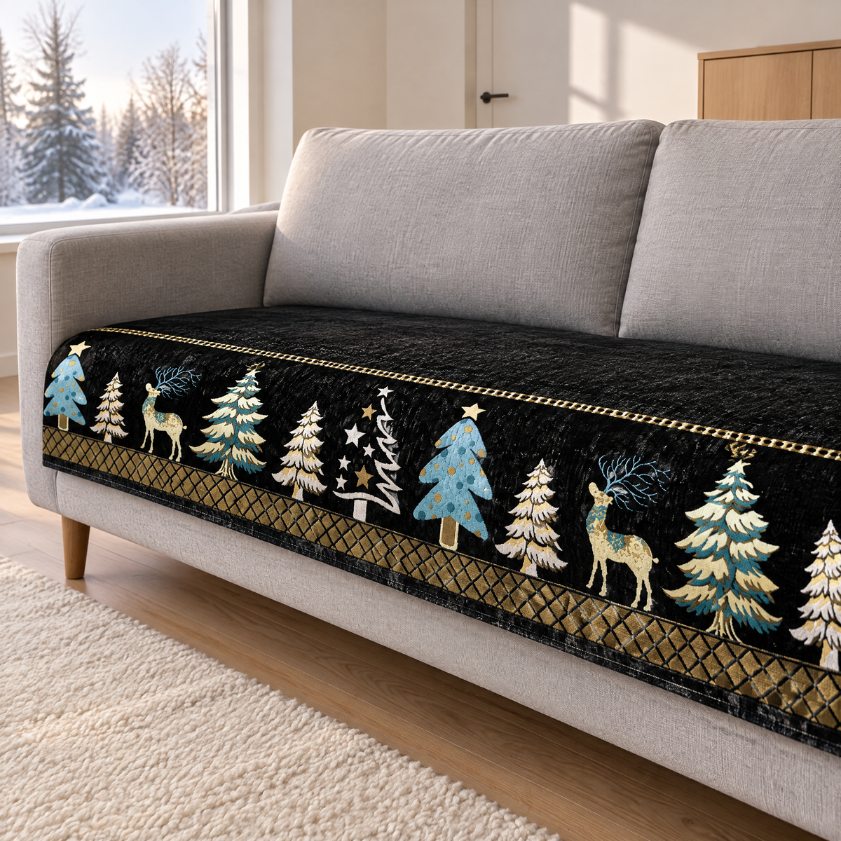 Sofabezug Weihnachten in Schwarz mit Tannen und Hirschen auf einem hellgrauen Sofa