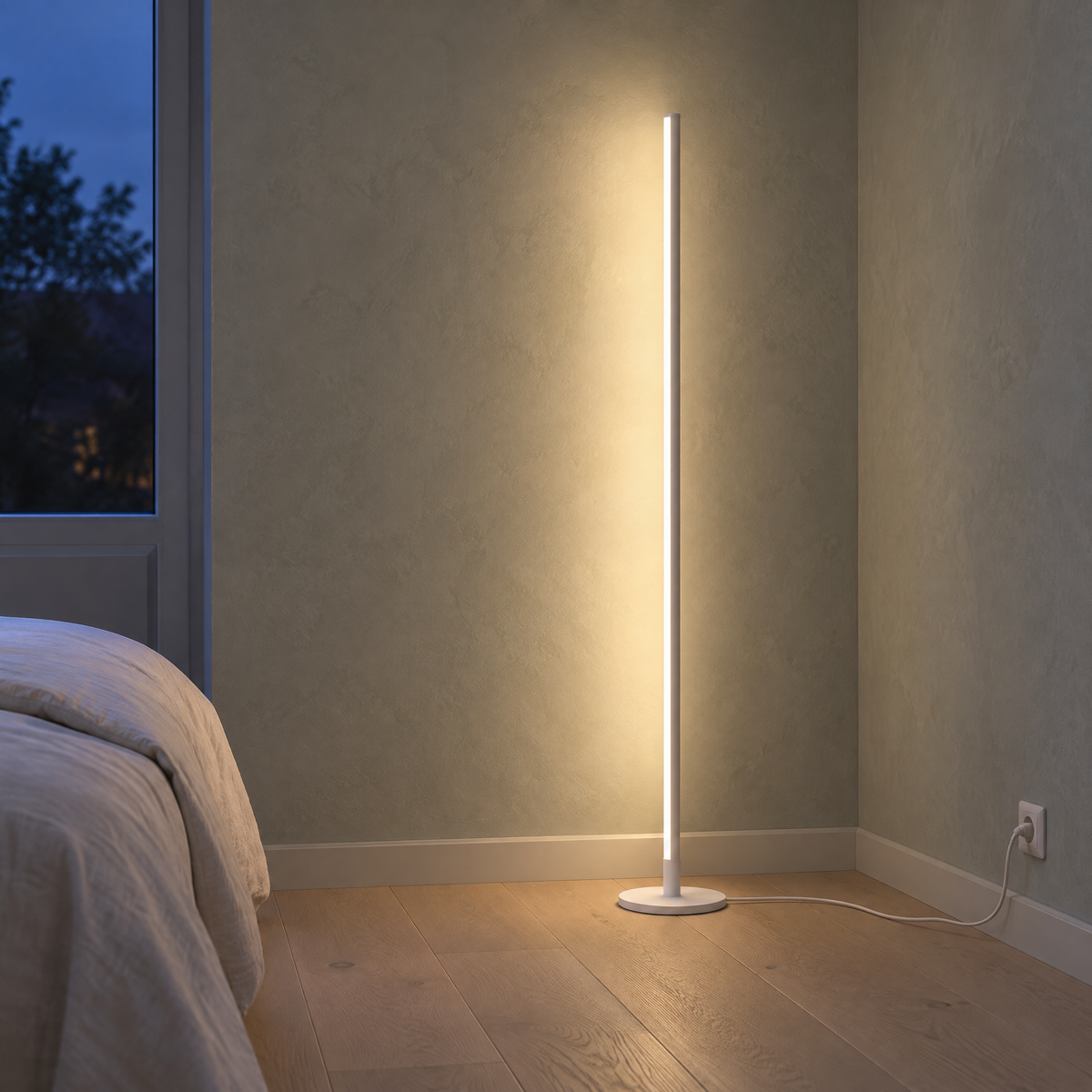 Minimalistische LED-Stehlampe in Weiß im Schlafzimmer, eingeschaltet, mit weißem Netzkabel