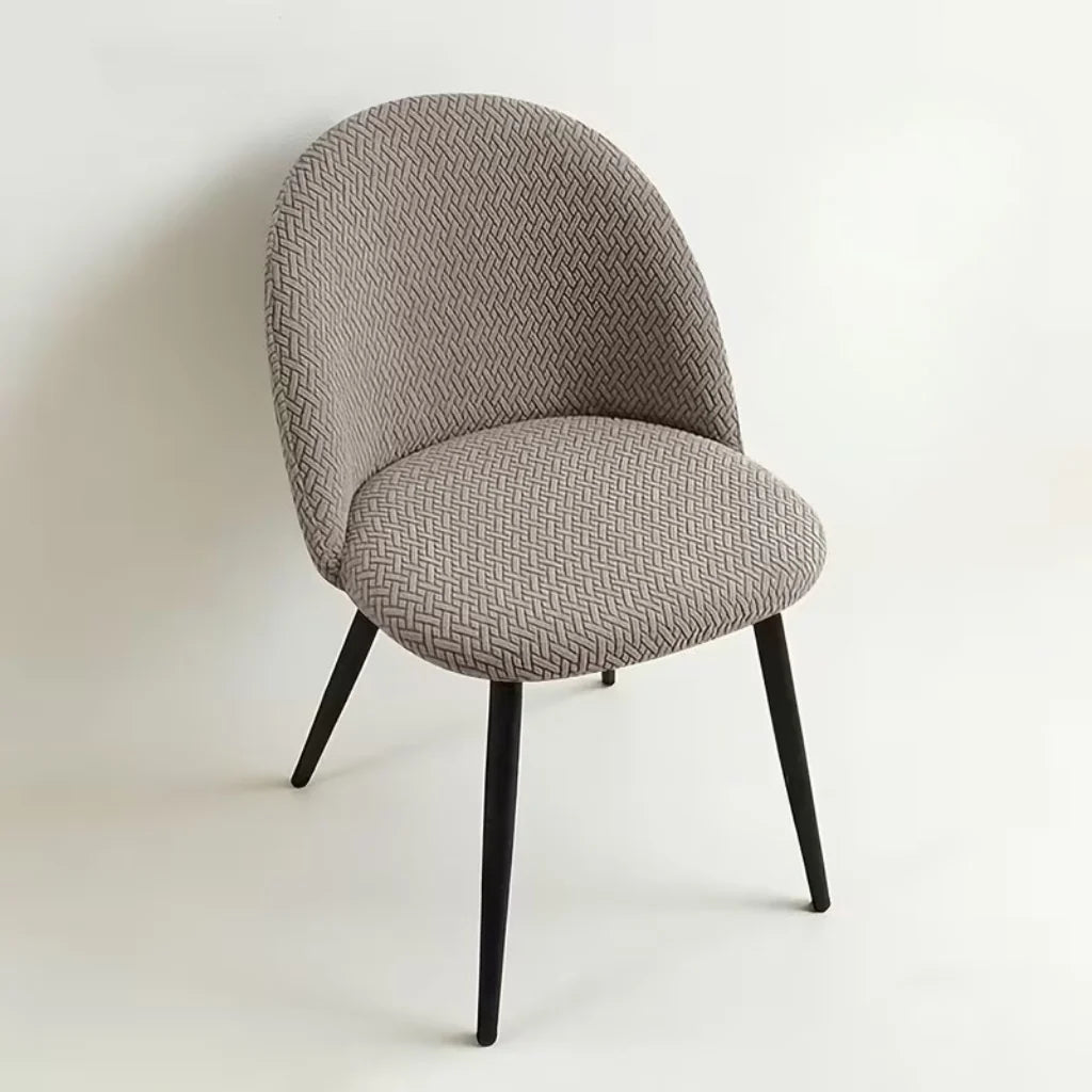 Stuhlhusse in Beige auf einem Schalenstuhl