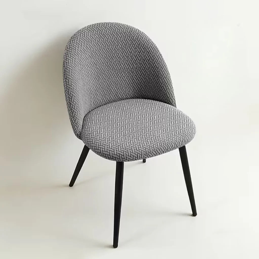 Stuhlhusse in Mittelgrau auf einem Schalenstuhl
