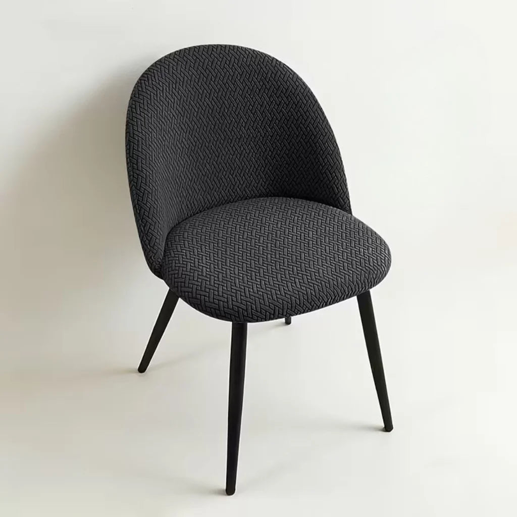Stuhlhusse in Schwarz auf einem Schalenstuhl