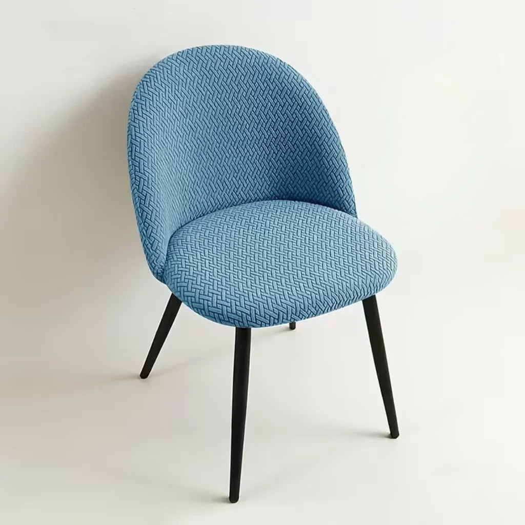 Stuhlhusse in Türkisblau auf einem Schalenstuhl