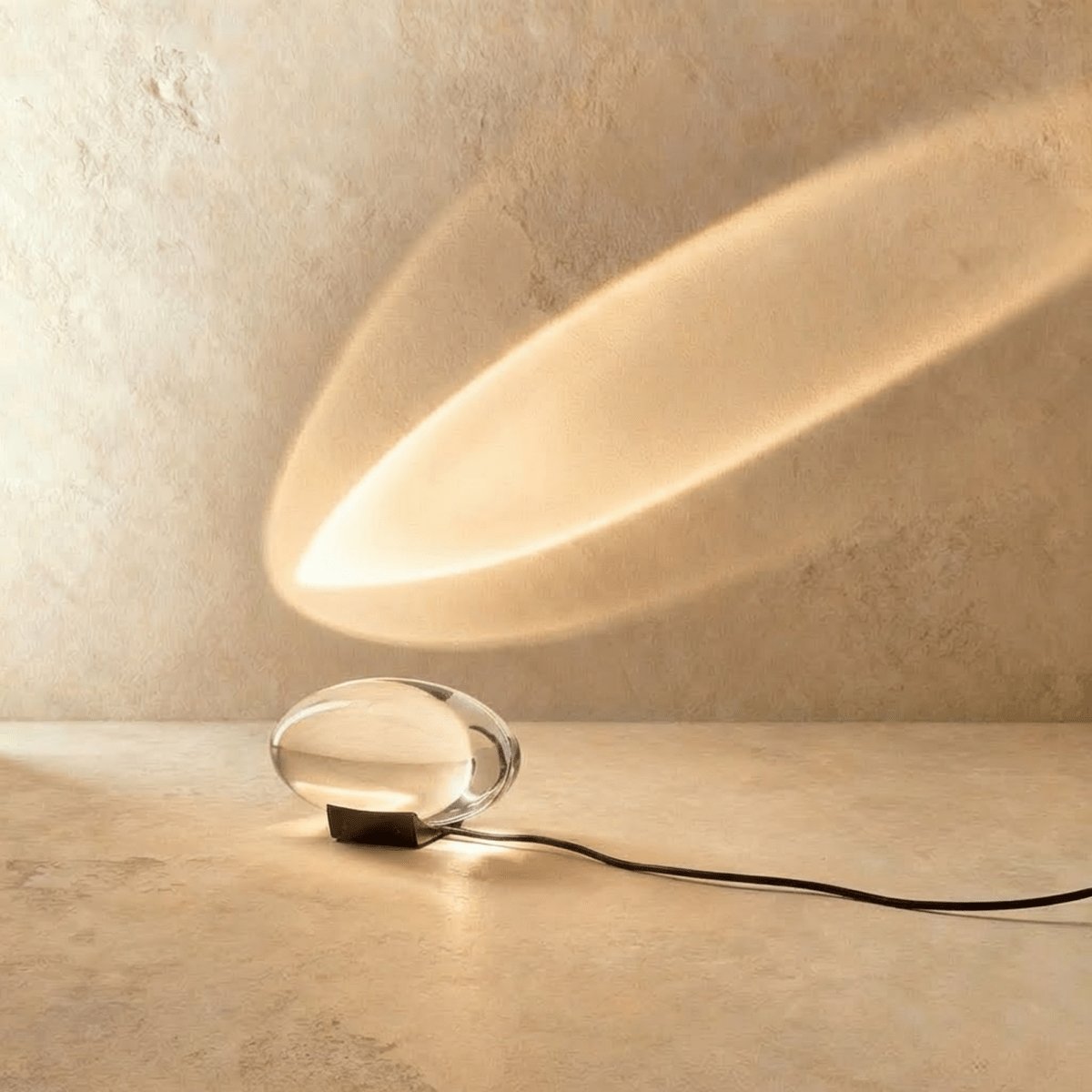 Sunset Lampe aus Acryl wirft einen warmweißen Lichtbogen an die Wand