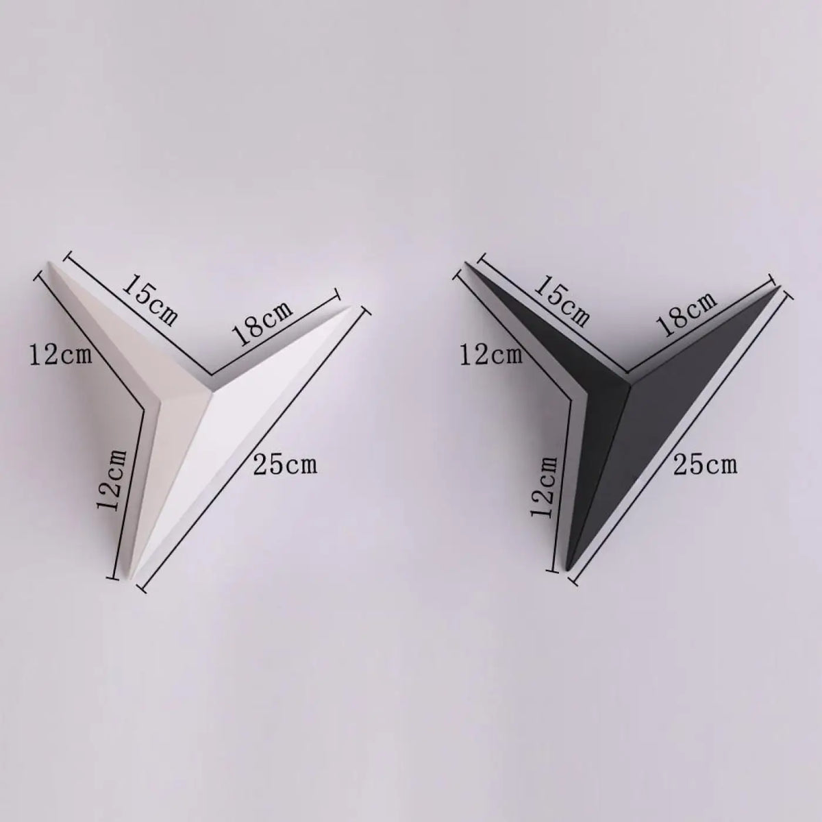 Maßbild der Dreieck Wandleuchte in Weiß und Schwarz: Kanten 15, 18, 12, 12 und 25 cm