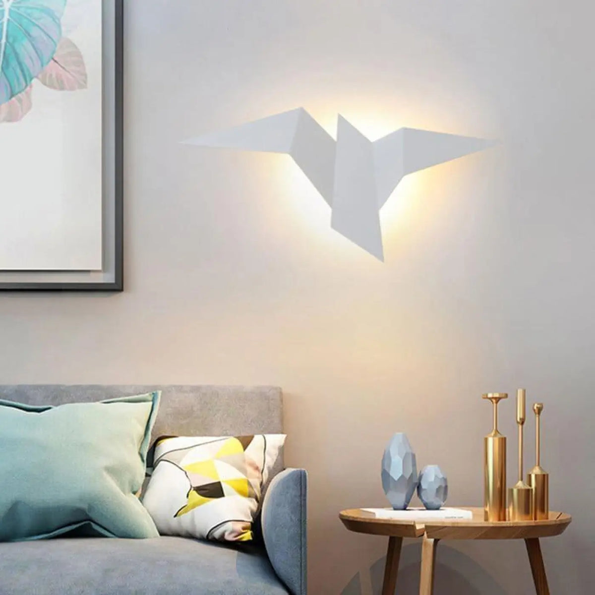 Weiße Wandleuchte in Vogelform mit warmem Licht über dem Sofa im Wohnzimmer