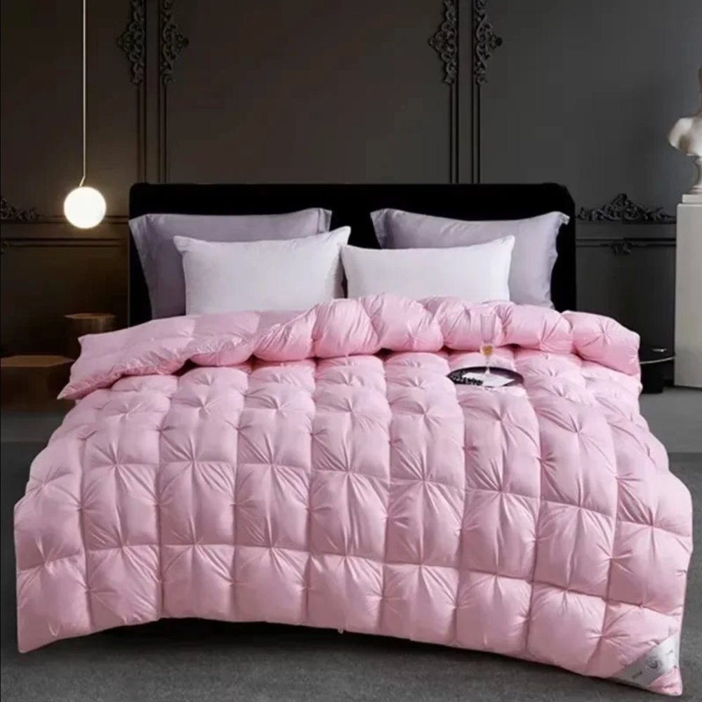 Rosa Winterbettdecke mit Steppung auf dem Bett mit Kissen
