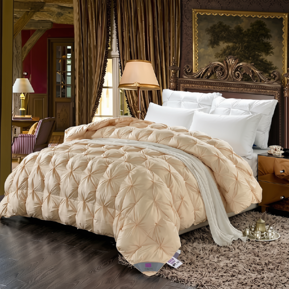 Goldfarbene Winterbettdecke auf dem Bett in einem klassischen Schlafzimmer
