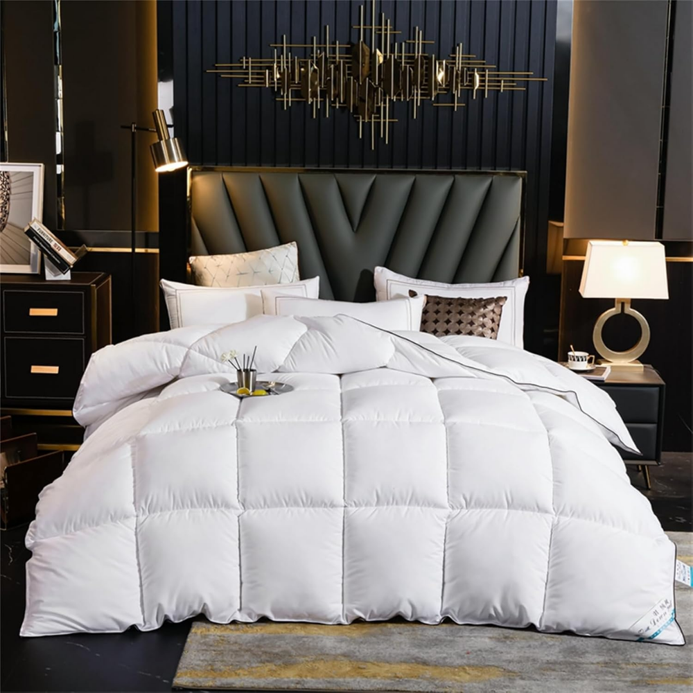 Weiße Winterbettdecke mit Karosteppung auf dem Bett