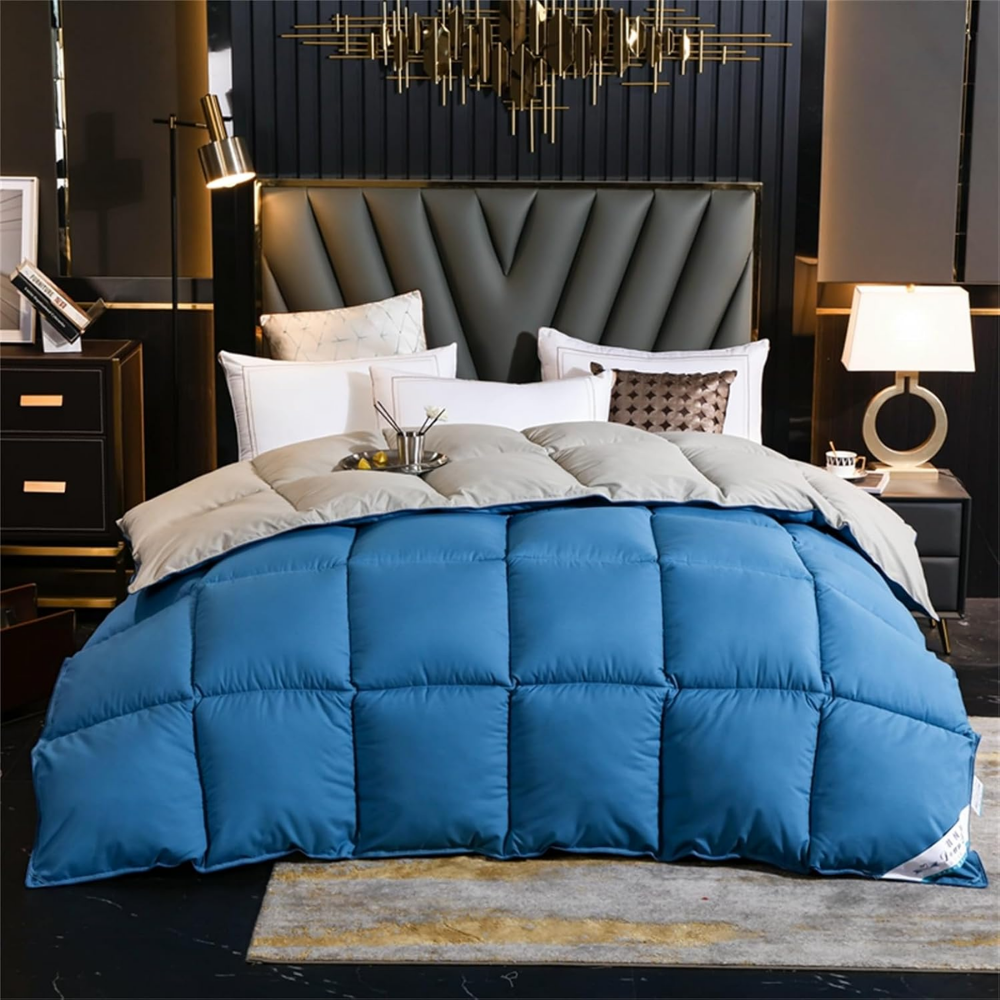 Königsblaue Bettdecke mit grauer Unterseite auf dem Bett