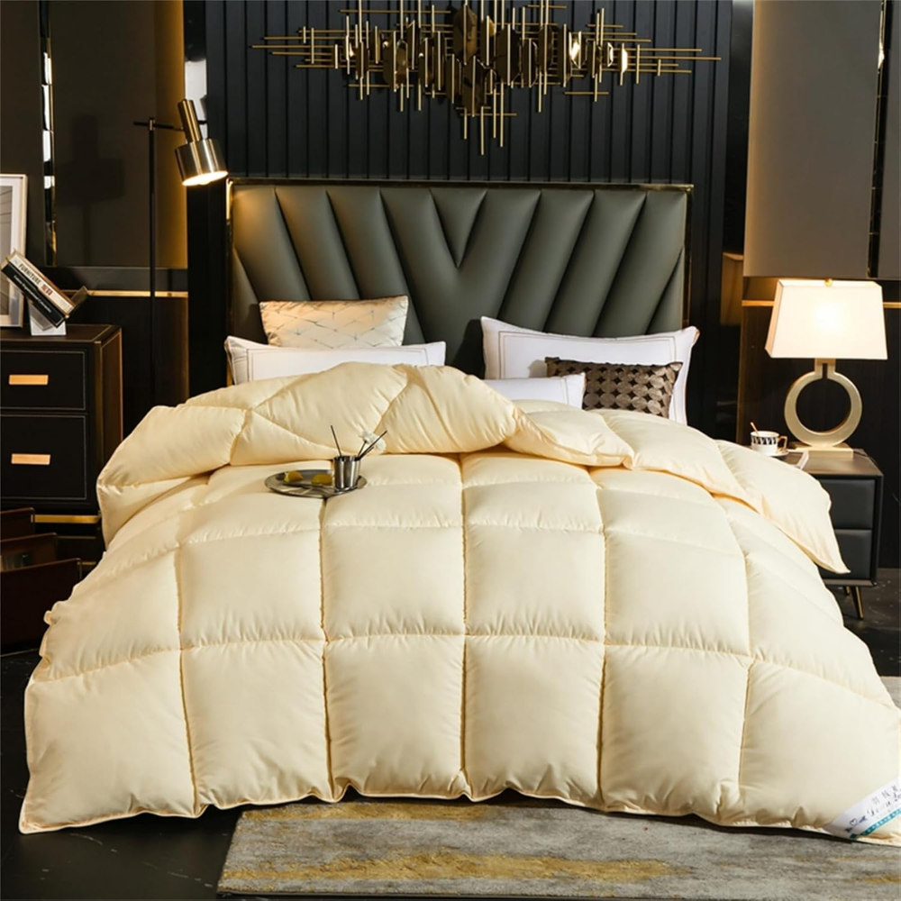 Cremefarbene warme Bettdecke auf einem Doppelbett
