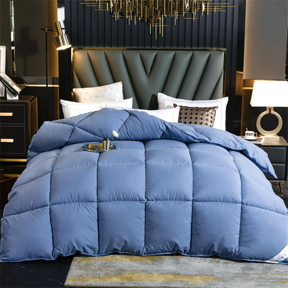 Mittelblaue Mikrofaser-Bettdecke auf dem Bett