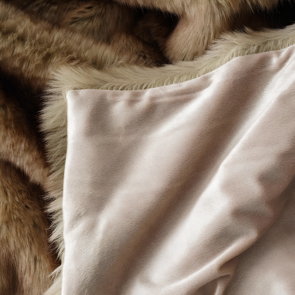Wärmende Kunstfell Decke in Creme-Grau - Flauschige Plüschdecke für kalte Tage