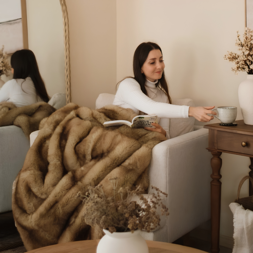 Wärmende Kunstfell Decke in Creme-Grau - Flauschige Plüschdecke für kalte Tage