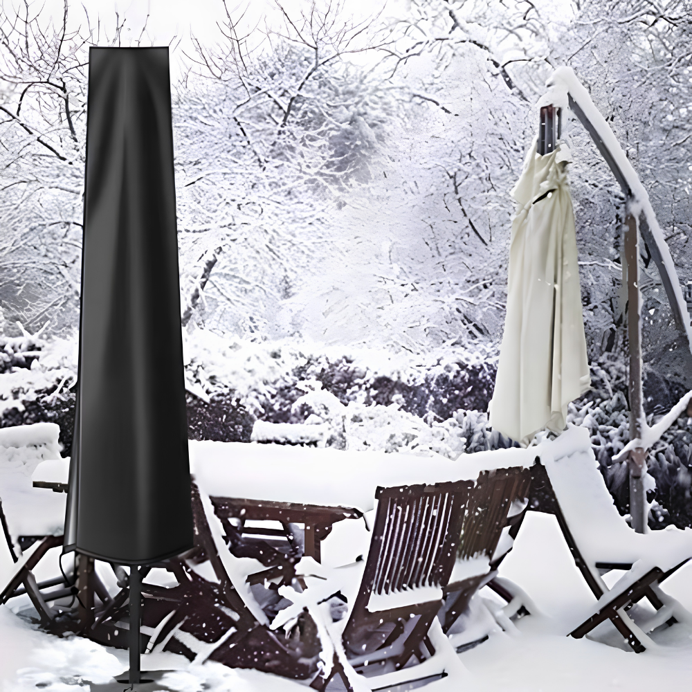 Sonnenschirm-Schutzhülle im Winter auf einem verschneiten Gartenschirm