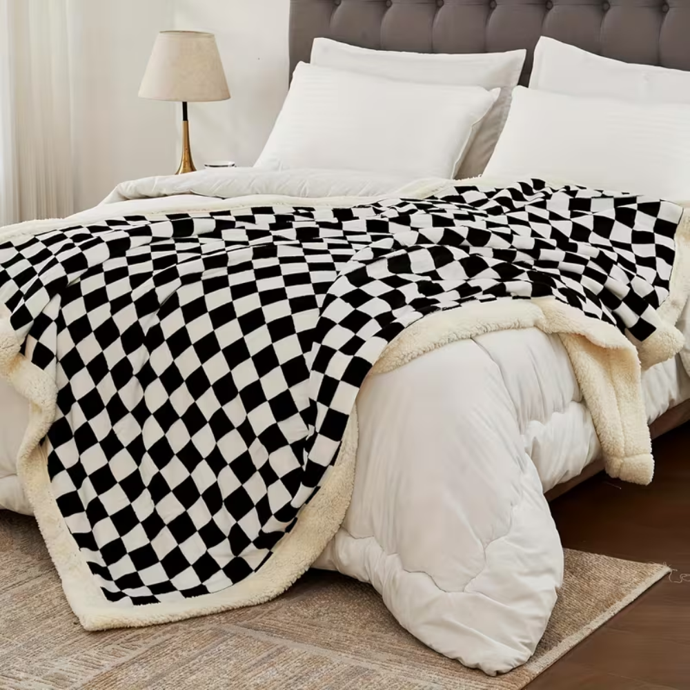 Kuschelige Fleecedecke mit Karo-Muster 150x200 bis 200x230 cm – Dicke Wohndecke für Sofa und Bett