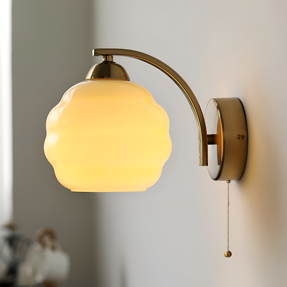 Künstlerische Milchweiße Wandleuchte für stilvolle Wohnbeleuchtung