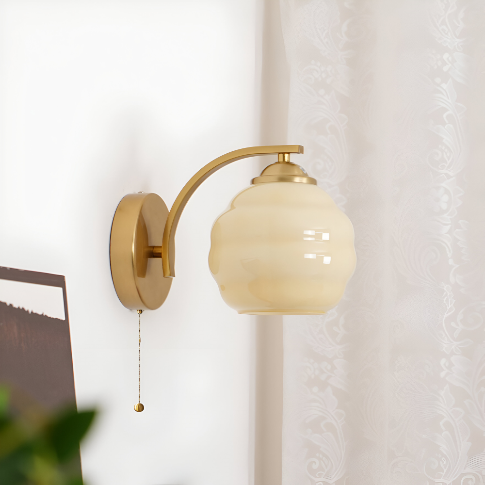 Künstlerische Milchweiße Wandleuchte für stilvolle Wohnbeleuchtung