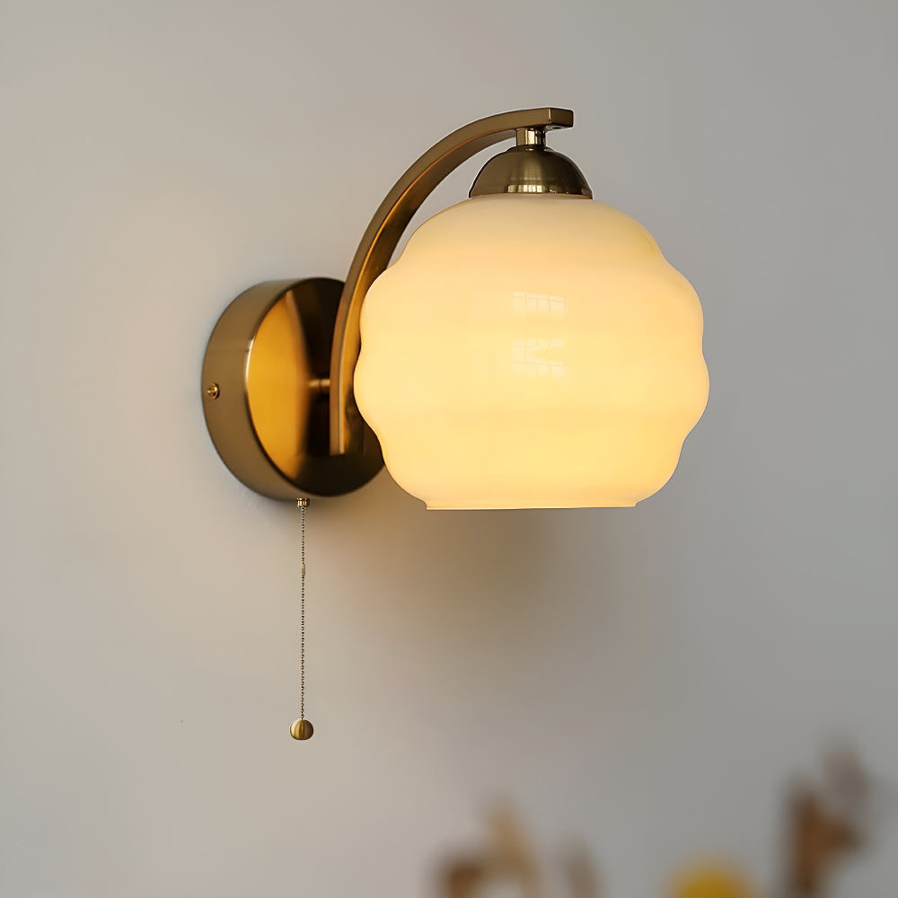 Künstlerische Milchweiße Wandleuchte für stilvolle Wohnbeleuchtung