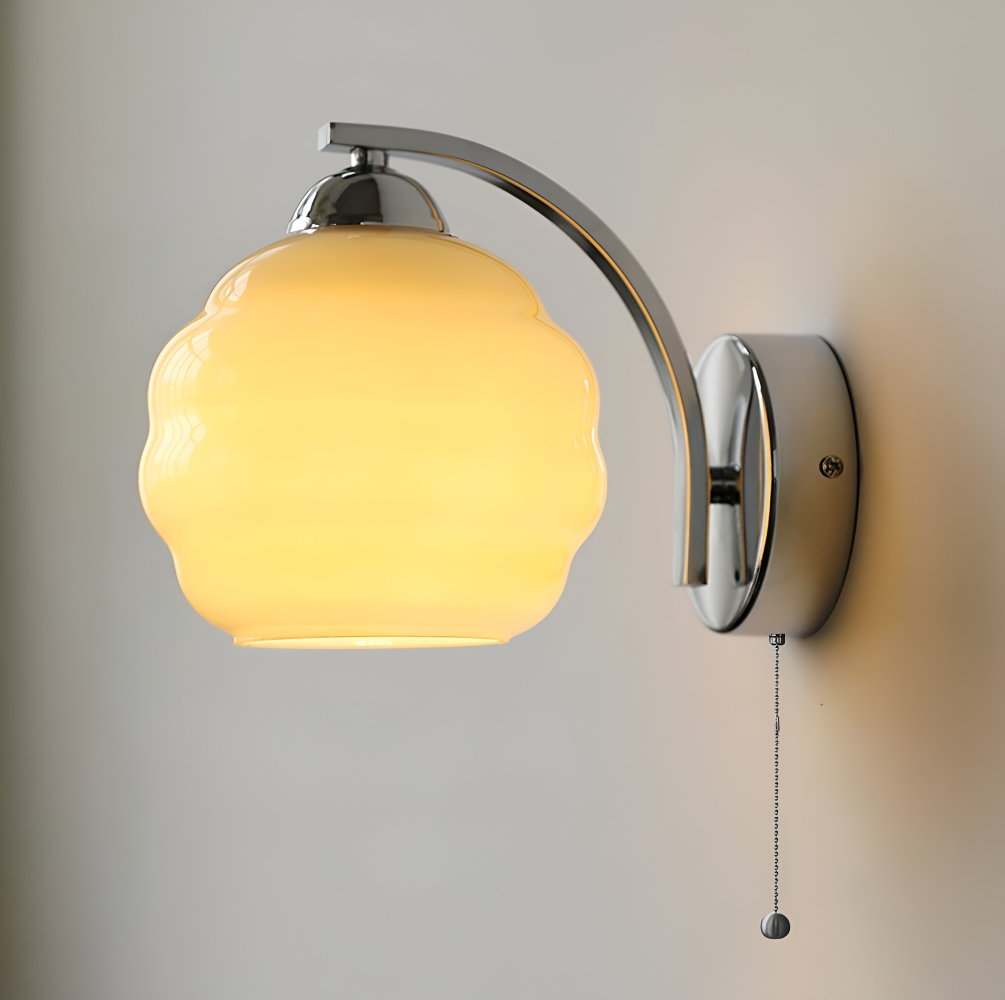 Künstlerische Milchweiße Wandleuchte für stilvolle Wohnbeleuchtung